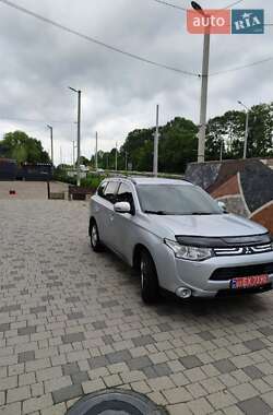 Внедорожник / Кроссовер Mitsubishi Outlander 2013 в 