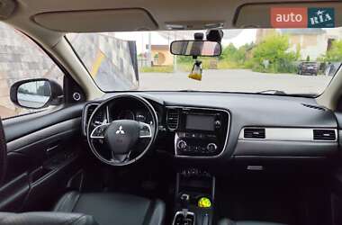 Внедорожник / Кроссовер Mitsubishi Outlander 2013 в 