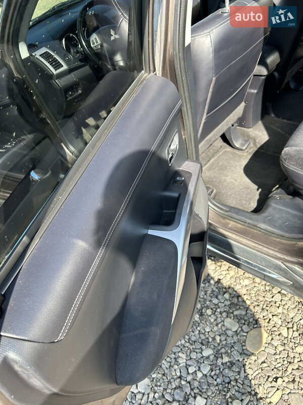 Внедорожник / Кроссовер Mitsubishi Outlander 2011 в Косове