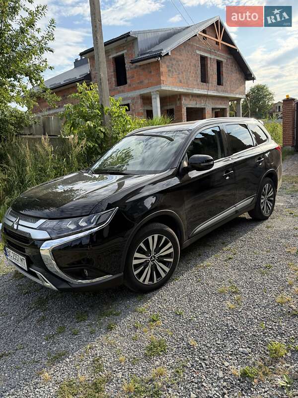 Позашляховик / Кросовер Mitsubishi Outlander 2021 в Львові