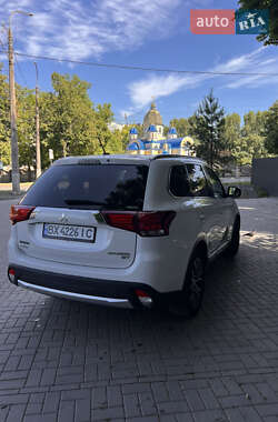 Внедорожник / Кроссовер Mitsubishi Outlander 2015 в 