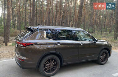 Внедорожник / Кроссовер Mitsubishi Outlander 2022 в 