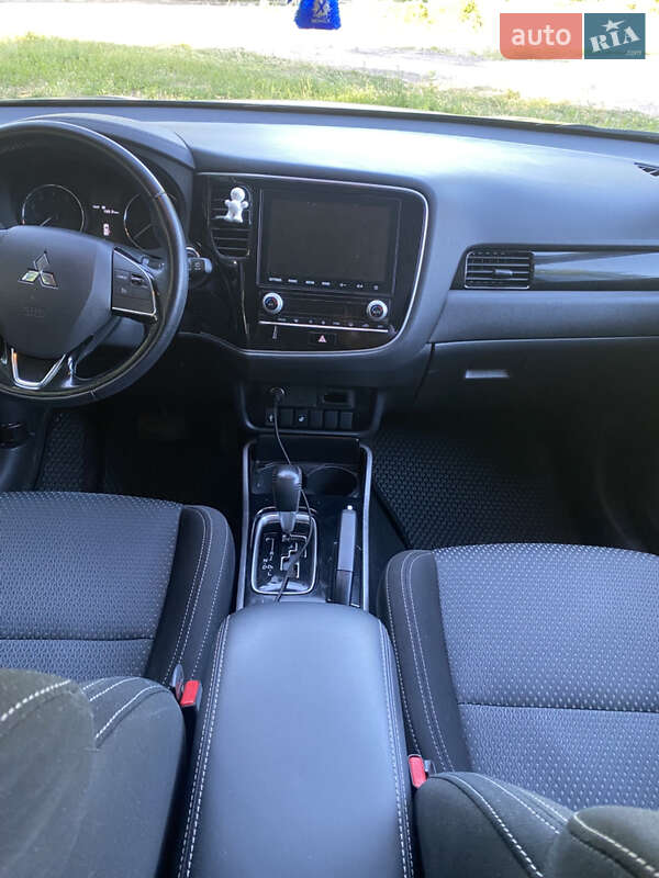 Позашляховик / Кросовер Mitsubishi Outlander 2021 в Запоріжжі