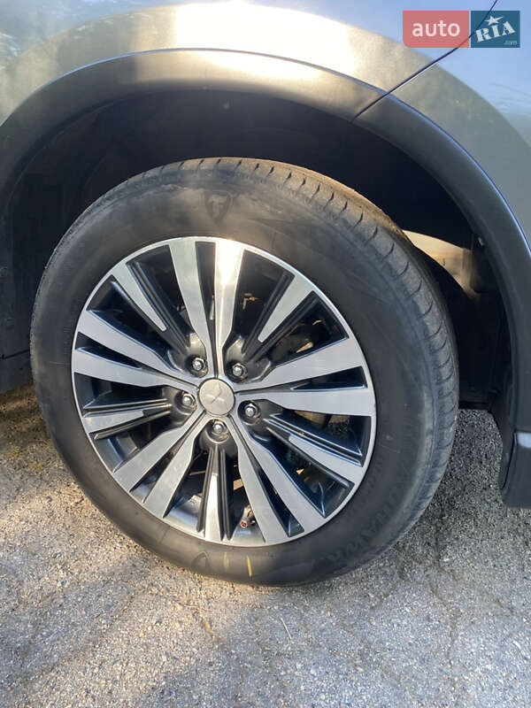 Позашляховик / Кросовер Mitsubishi Outlander 2021 в Запоріжжі