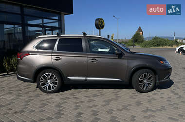 Внедорожник / Кроссовер Mitsubishi Outlander 2015 в 