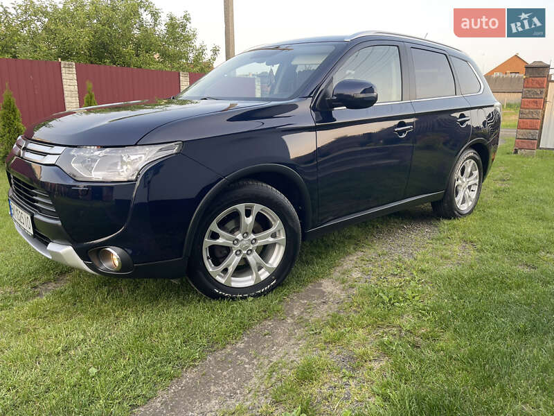Внедорожник / Кроссовер Mitsubishi Outlander 2015 в Владимирце