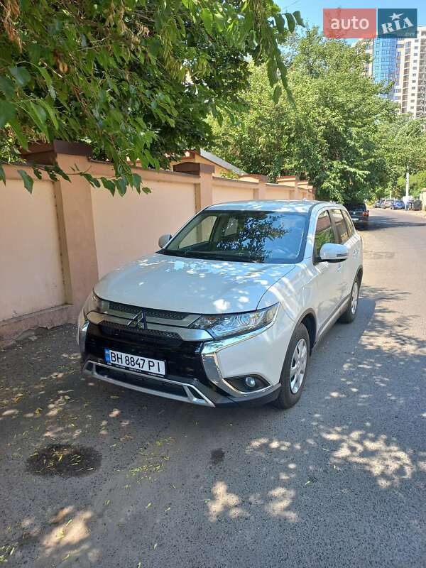 Внедорожник / Кроссовер Mitsubishi Outlander 2021 в Одессе
