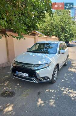 Внедорожник / Кроссовер Mitsubishi Outlander 2021 в 