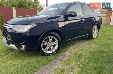 Внедорожник / Кроссовер Mitsubishi Outlander 2015 в 