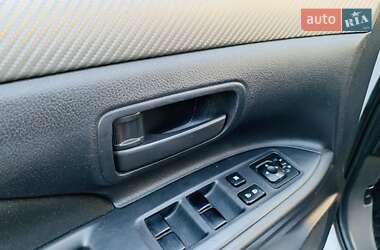 Внедорожник / Кроссовер Mitsubishi Outlander 2012 в 