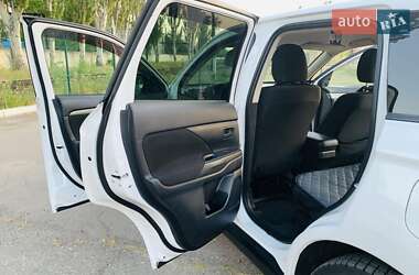 Внедорожник / Кроссовер Mitsubishi Outlander 2012 в 