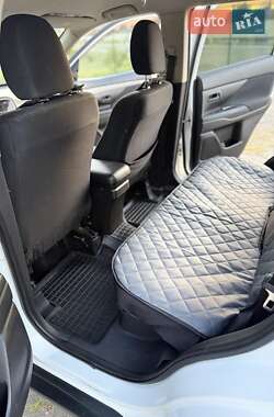 Внедорожник / Кроссовер Mitsubishi Outlander 2012 в 