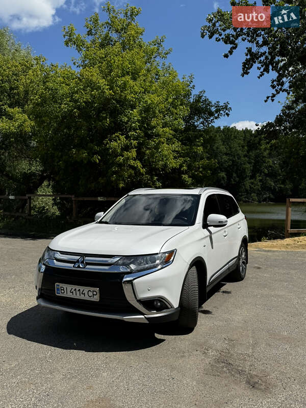 Внедорожник / Кроссовер Mitsubishi Outlander 2015 в 