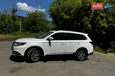 Внедорожник / Кроссовер Mitsubishi Outlander 2015 в 