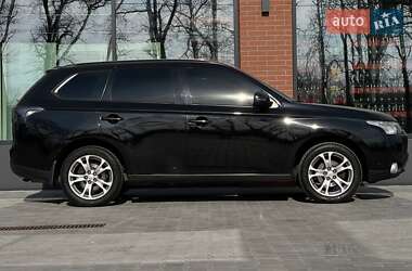 Внедорожник / Кроссовер Mitsubishi Outlander 2012 в 
