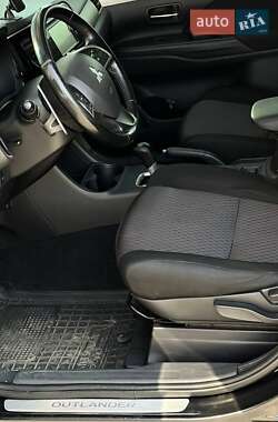 Внедорожник / Кроссовер Mitsubishi Outlander 2012 в 