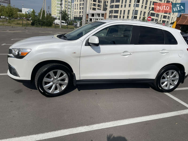 Внедорожник / Кроссовер Mitsubishi Outlander 2015 в Киеве
