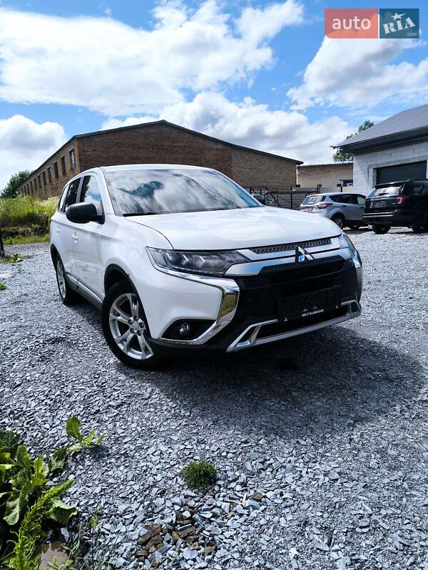 Позашляховик / Кросовер Mitsubishi Outlander 2017 в 