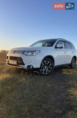 Внедорожник / Кроссовер Mitsubishi Outlander 2014 в 