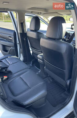 Внедорожник / Кроссовер Mitsubishi Outlander 2014 в 