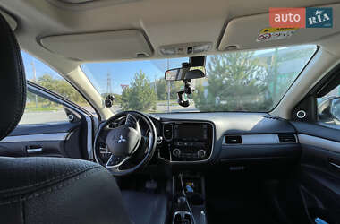Внедорожник / Кроссовер Mitsubishi Outlander 2014 в 