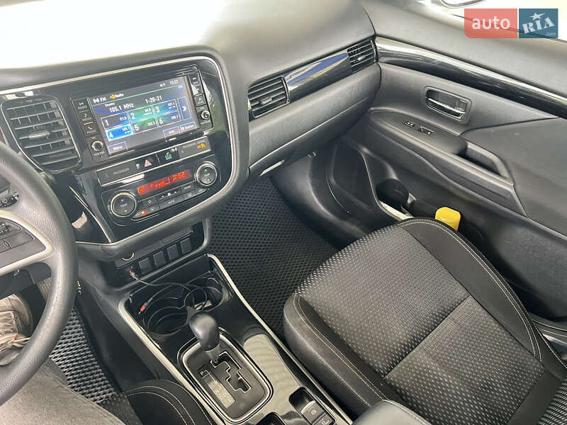Внедорожник / Кроссовер Mitsubishi Outlander 2018 в Николаеве