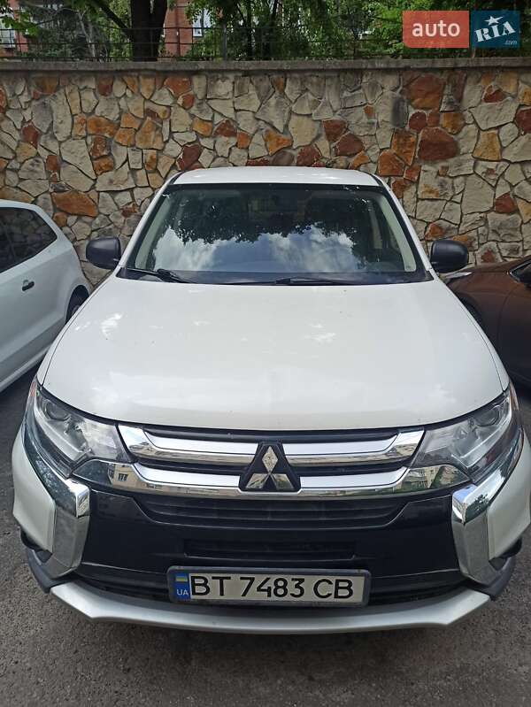Внедорожник / Кроссовер Mitsubishi Outlander 2017 в 