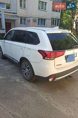 Внедорожник / Кроссовер Mitsubishi Outlander 2017 в 