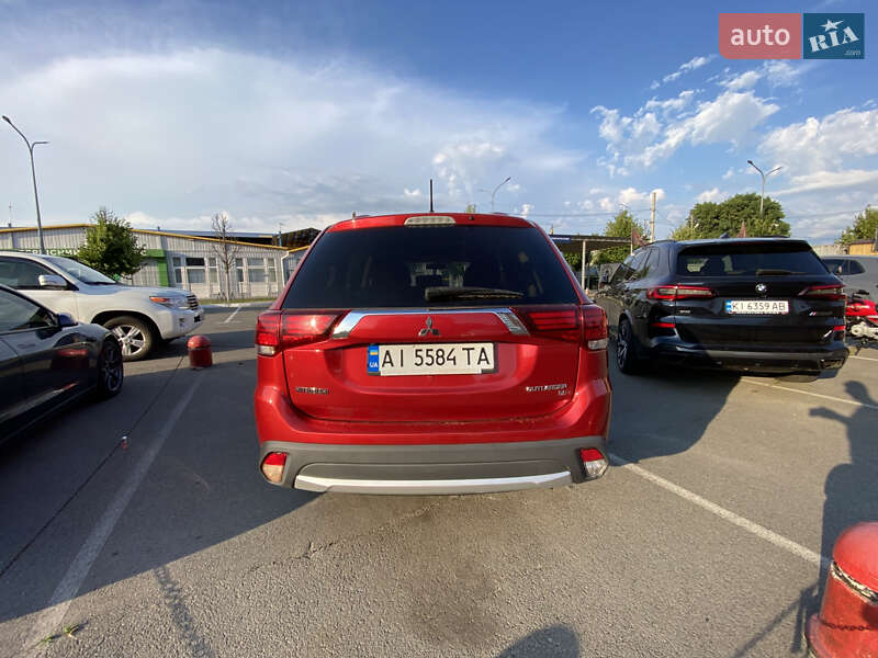 Внедорожник / Кроссовер Mitsubishi Outlander 2016 в Киеве