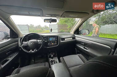 Внедорожник / Кроссовер Mitsubishi Outlander 2016 в 
