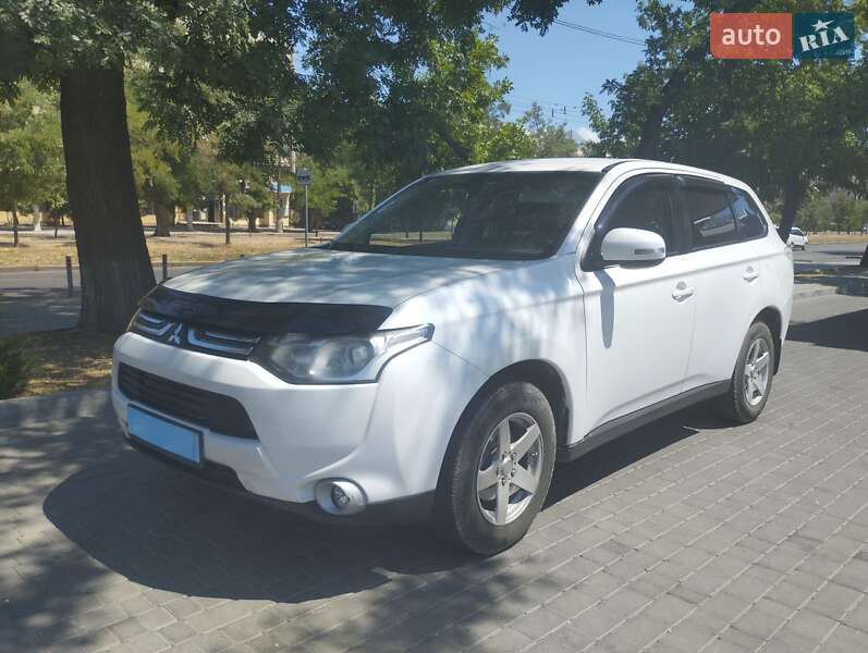 Внедорожник / Кроссовер Mitsubishi Outlander 2012 в 