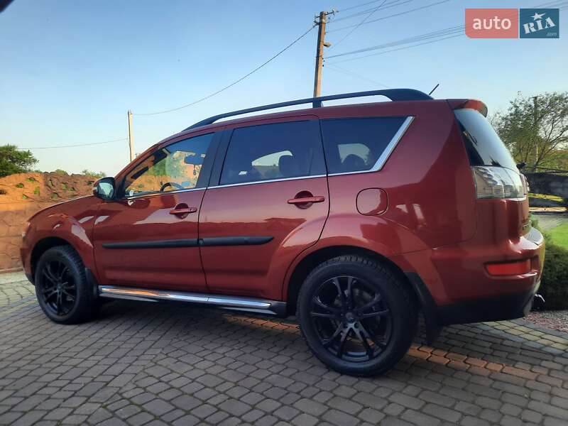 Внедорожник / Кроссовер Mitsubishi Outlander 2012 в Стрые