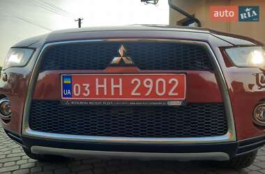 Внедорожник / Кроссовер Mitsubishi Outlander 2012 в 