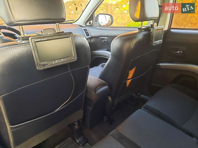 Внедорожник / Кроссовер Mitsubishi Outlander 2012 в Стрые