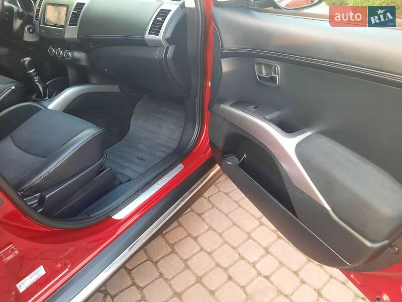 Внедорожник / Кроссовер Mitsubishi Outlander 2012 в Стрые