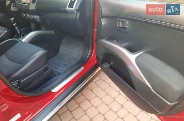 Внедорожник / Кроссовер Mitsubishi Outlander 2012 в 