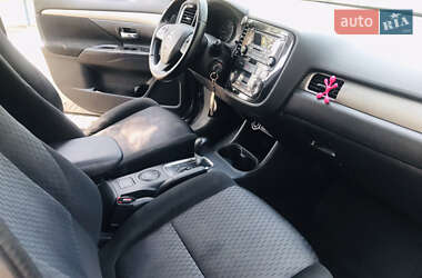 Внедорожник / Кроссовер Mitsubishi Outlander 2013 в 