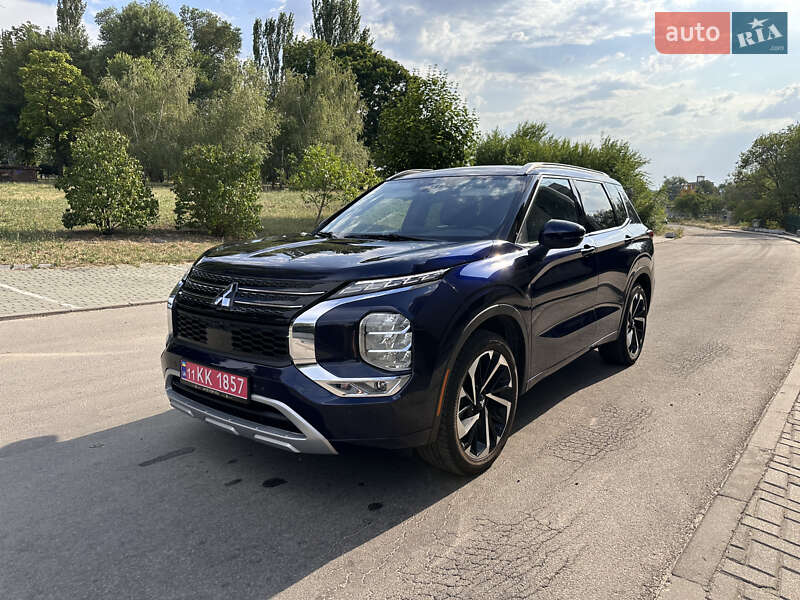 Внедорожник / Кроссовер Mitsubishi Outlander 2022 в 