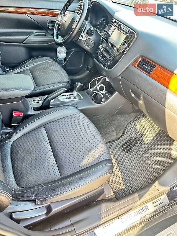 Позашляховик / Кросовер Mitsubishi Outlander 2014 в Києві