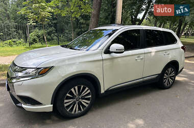 Внедорожник / Кроссовер Mitsubishi Outlander 2019 в Киеве