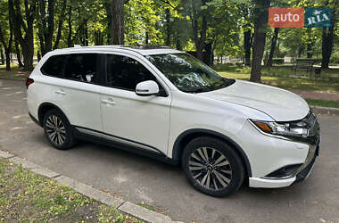 Внедорожник / Кроссовер Mitsubishi Outlander 2019 в Киеве