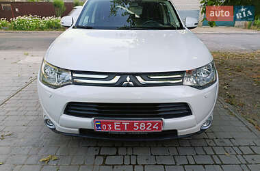 Внедорожник / Кроссовер Mitsubishi Outlander 2013 в 