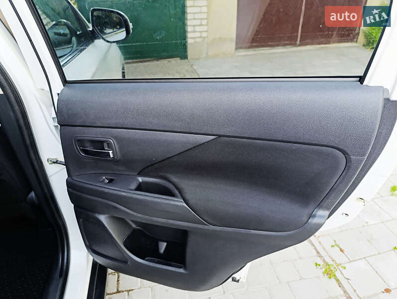 Внедорожник / Кроссовер Mitsubishi Outlander 2013 в Одессе фото 14 Внедорожник / Кроссовер Mitsubishi Outlander 2013 в Одессе