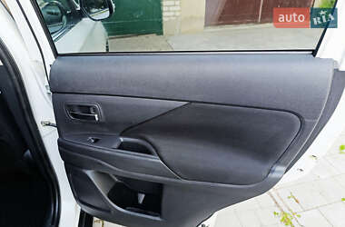 Внедорожник / Кроссовер Mitsubishi Outlander 2013 в 