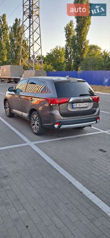 Внедорожник / Кроссовер Mitsubishi Outlander 2017 в Николаеве