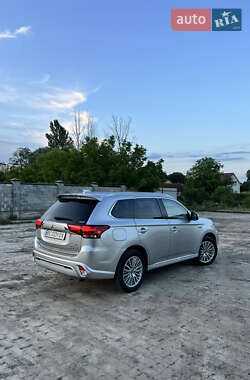 Внедорожник / Кроссовер Mitsubishi Outlander 2019 в 