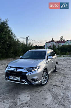 Внедорожник / Кроссовер Mitsubishi Outlander 2019 в 