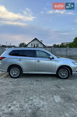 Внедорожник / Кроссовер Mitsubishi Outlander 2019 в 