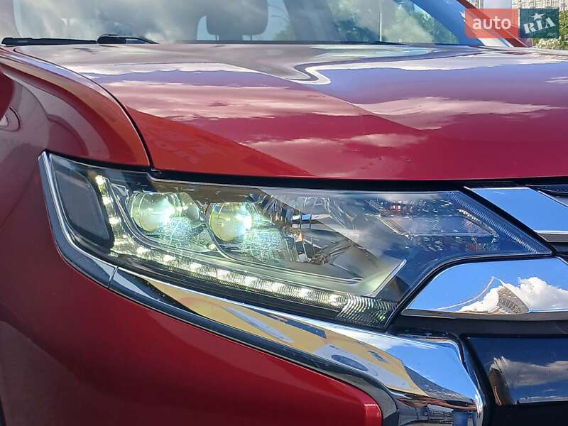 Внедорожник / Кроссовер Mitsubishi Outlander 2015 в Киеве