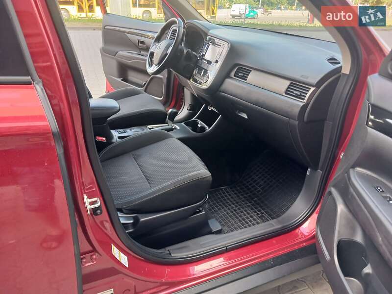 Внедорожник / Кроссовер Mitsubishi Outlander 2015 в Киеве